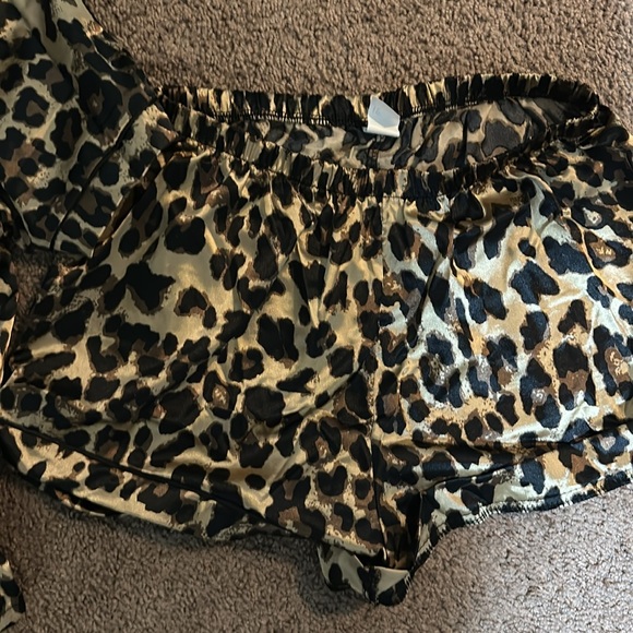 Large matching cheetah print outfit new open box - Picture 4 of 5
